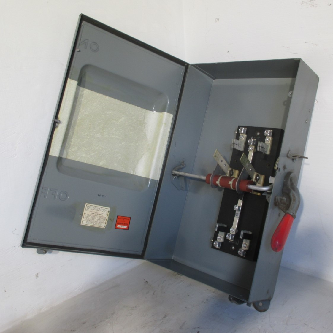 NEW General Electric 100A 240V 2 Pole (3SN) 3W w/ Neutral Fusible Safety Switch (AH0593-1)