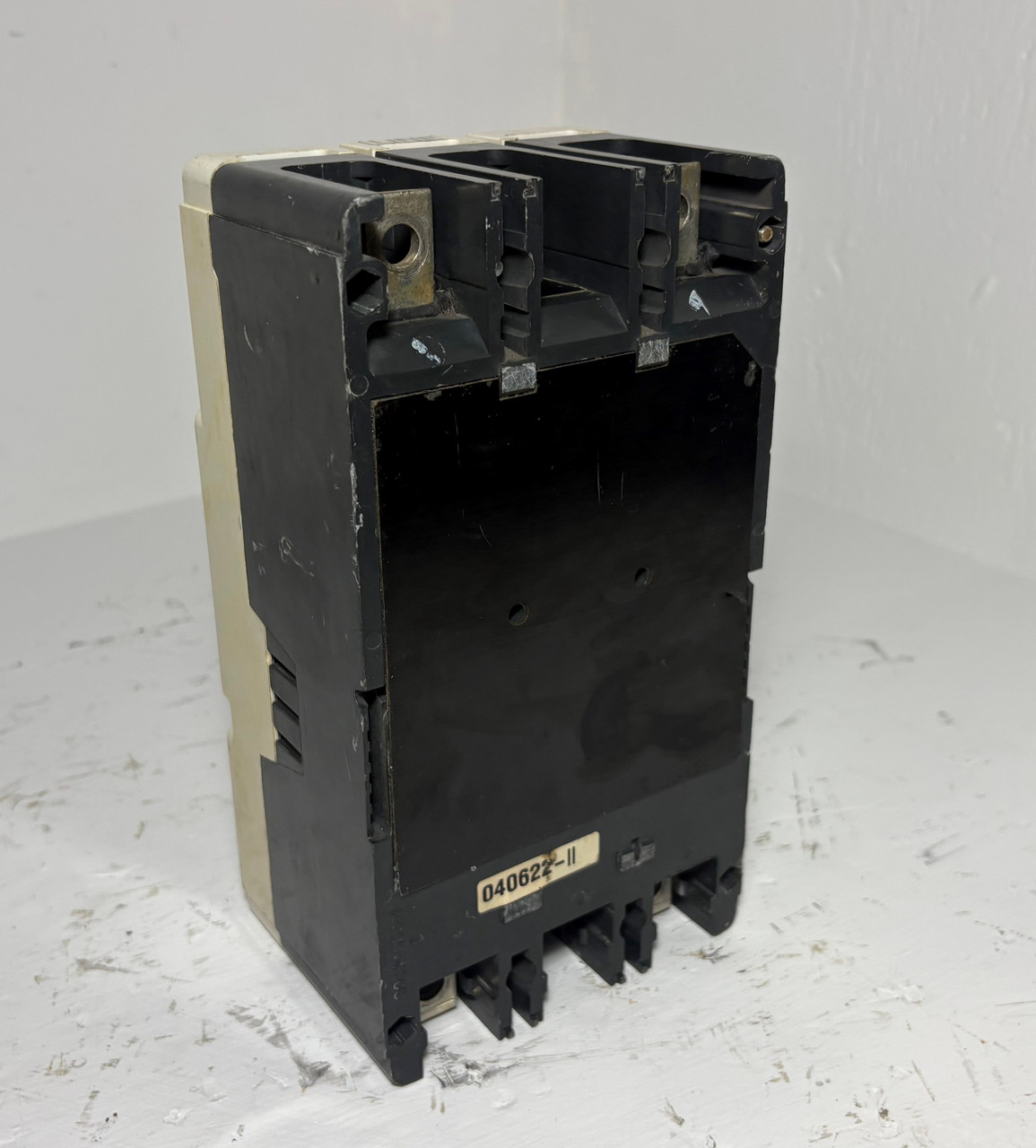Cutler Hammer KD2400F 400A 2P Circuit Breaker Glossy Red 2 Pole w/ 300 Amp Trip (EM5525-1)