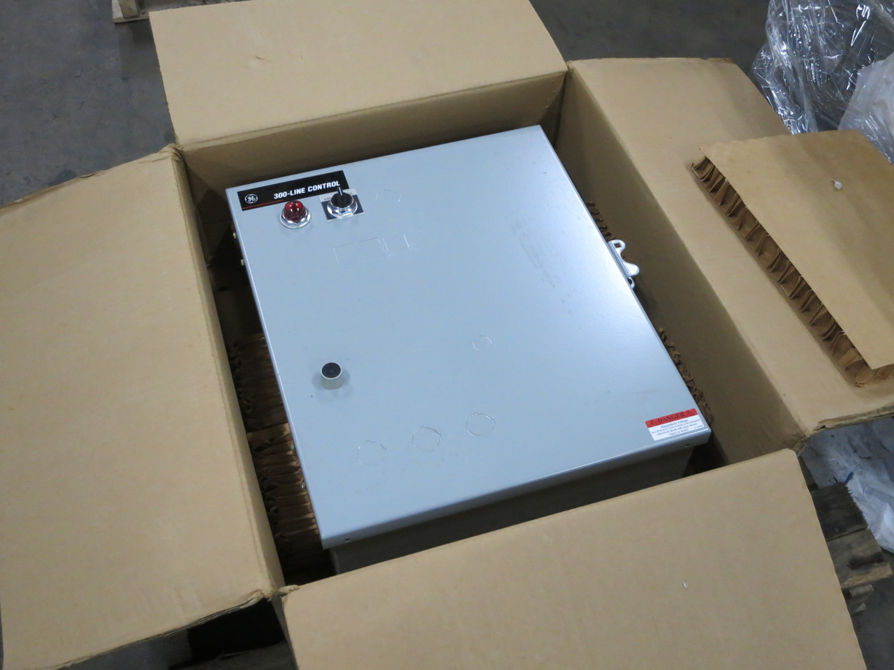 NEW GE CR306E14800ADTLJ Enclosed Size 3 Motor Starter 208V - 120V Coil 25 HP (DW7359-1)