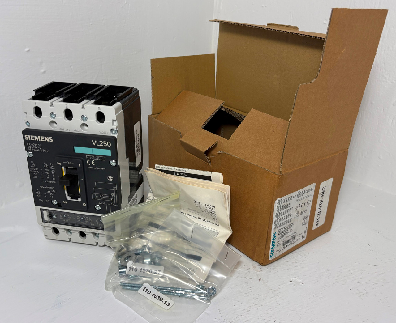 Image of NEW Siemens VL250 250A Circuit Breaker 3P 600V 3VL3725-3AP36-0AA0-Z 250 Amp NIB