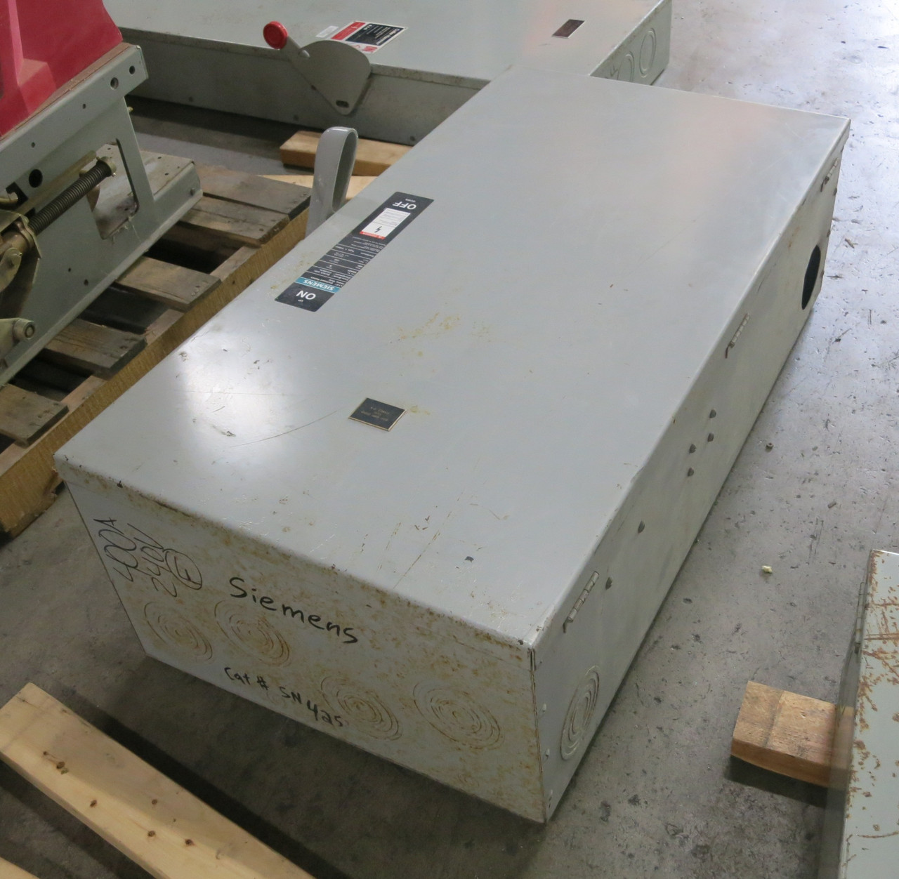 Siemens SN425 400A 240V Fusible Safety Switch Disconnect 3PH 4W 400 Amp 240 VAC (DW7456-1)