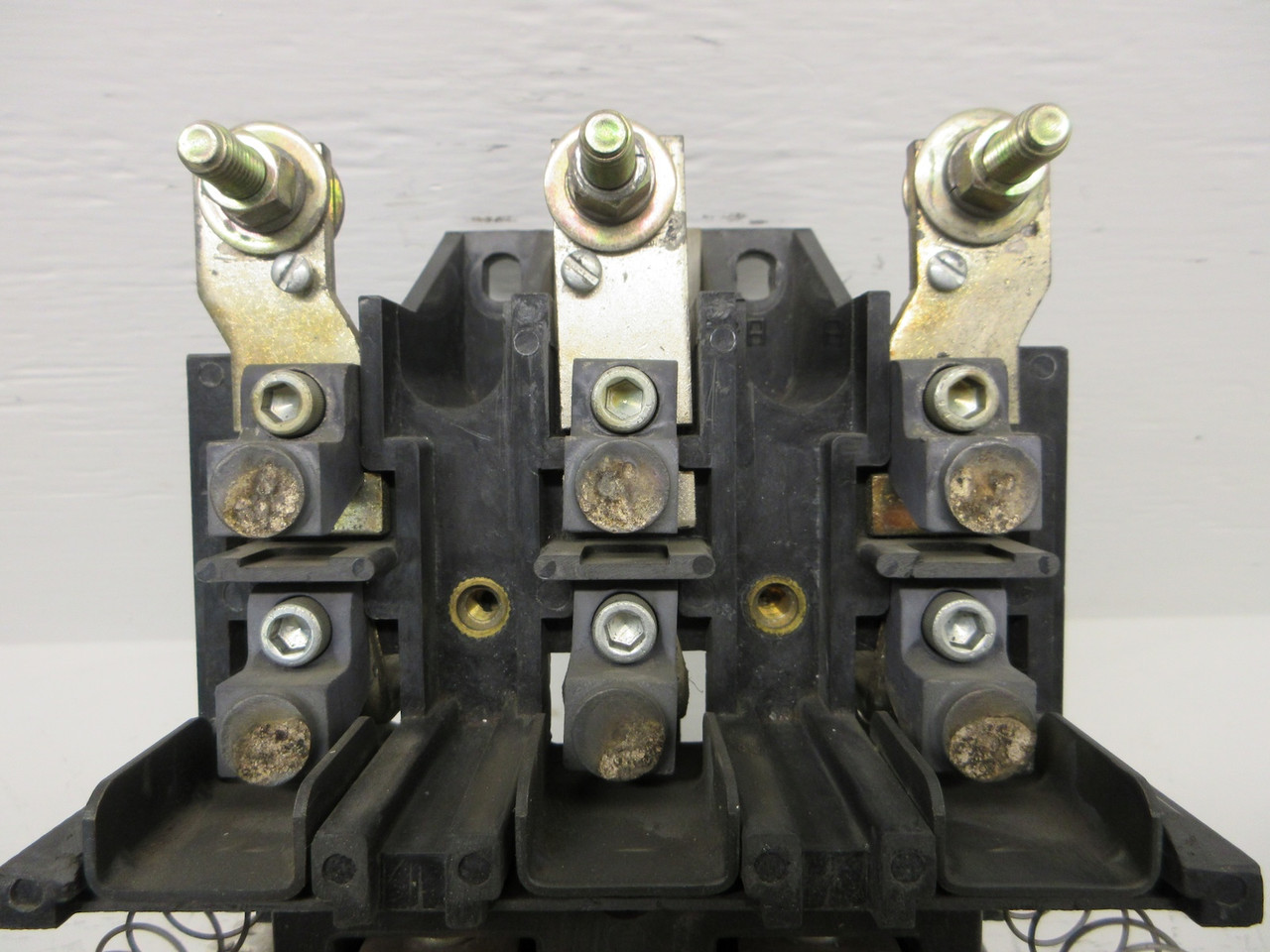 Cutler-Hammer A200M5CXXZ1 Size 5 Motor Starter 480V Coil Model J 270/300 Amps CH (AH0659-1)