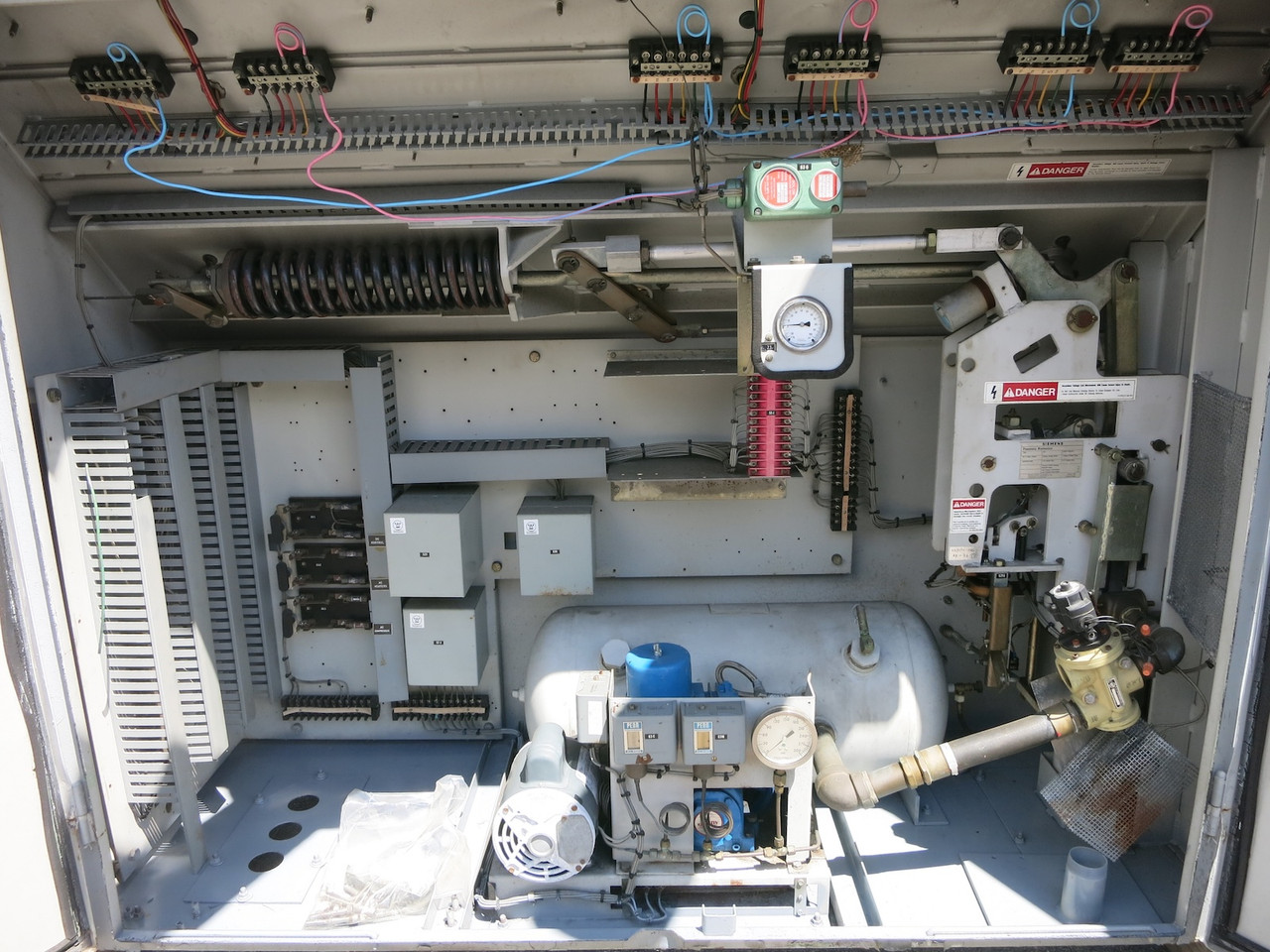 Siemens 1200A 72.5 kV SF6 Circuit Breaker SP-72.5-31.5-2 1200 Amp Gas BYM CT (DW7500-1)