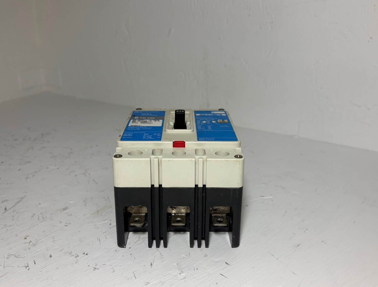 Cutler-Hammer FD3225 225A Circuit Breaker Glossy Blue 3P 600V FD3225L 225 Amp (EM5637-4)