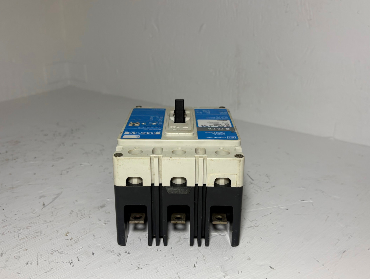 Cutler-Hammer FD3225 225A Circuit Breaker Glossy Blue 3P 600V FD3225L 225 Amp (EM5637-4)