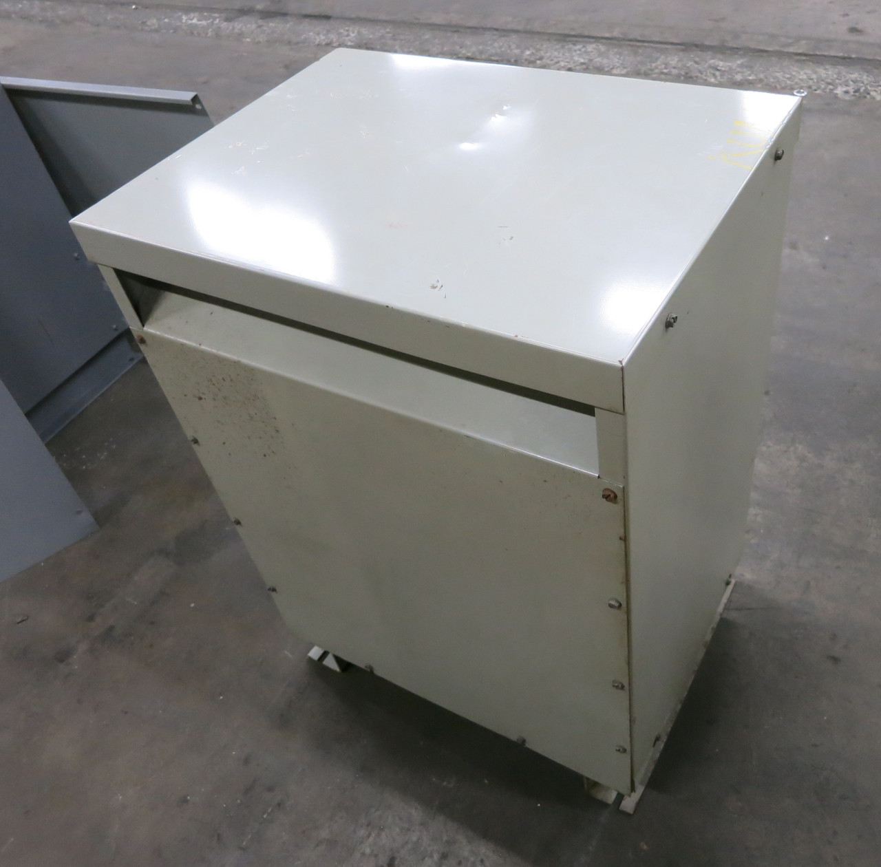 GE 40 kVA 575 Delta to 230Y/133 V 3PH Dry Type Transformer 9T23B4004G27 575V 230 (DW7511-1)