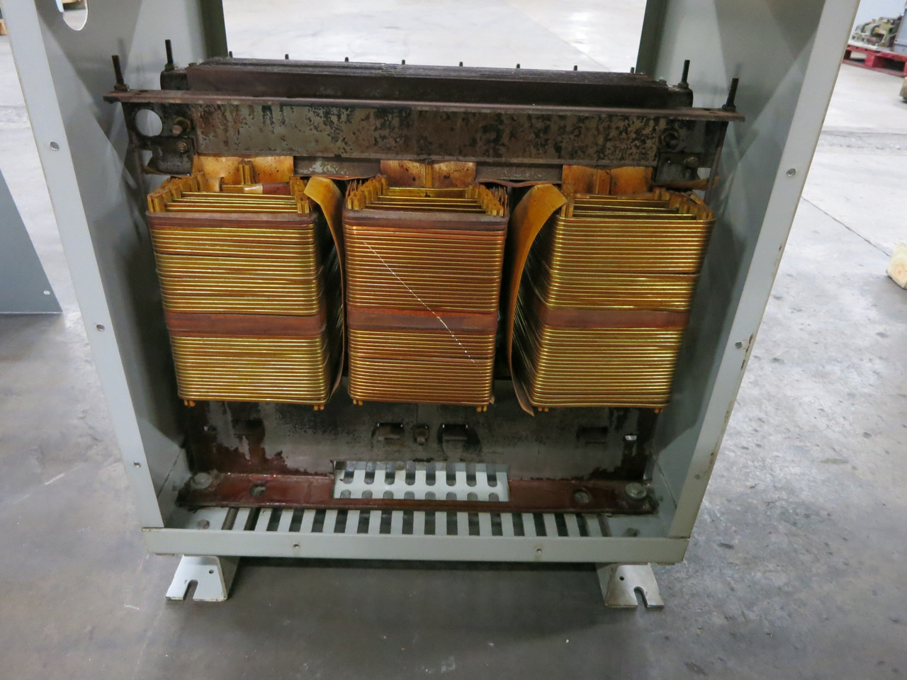 GE 45 kVA 575 Delta to 230Y/133 V 3PH Dry Type Transformer 9T23B4004G27 575V 230 (DW7511-1)