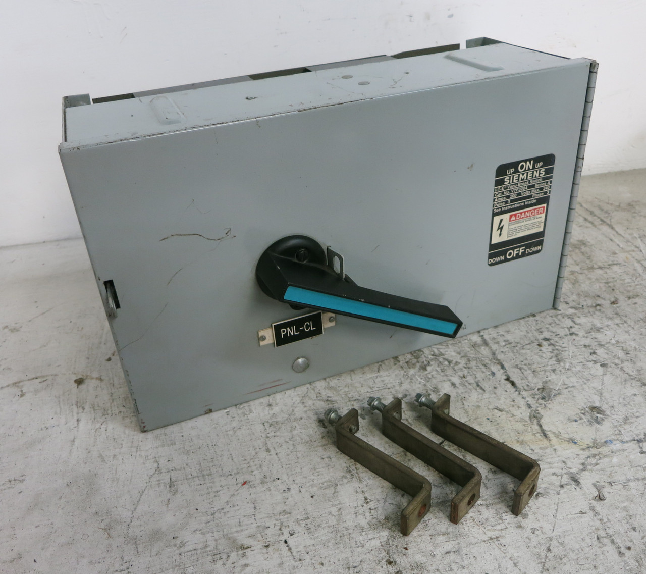 Siemens V7F3204 200A 240V Vacu-Break Panel Board Switch w/ Hardware 200 Amp ITE (DW7518-1)