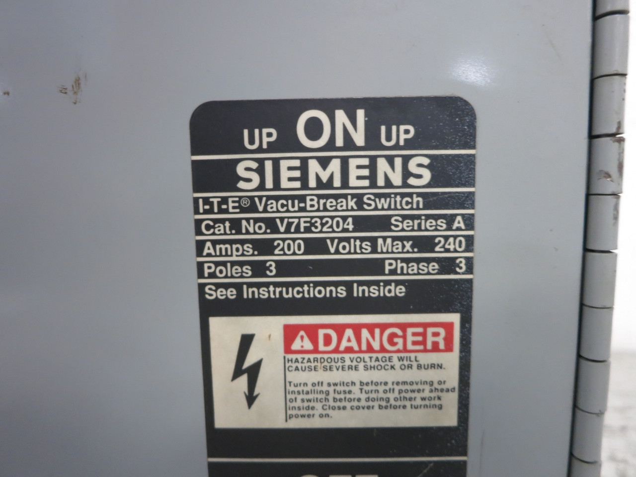 Siemens V7F3204 200A 240V Vacu-Break Panel Board Switch w/ Hardware 200 Amp ITE (DW7518-1)