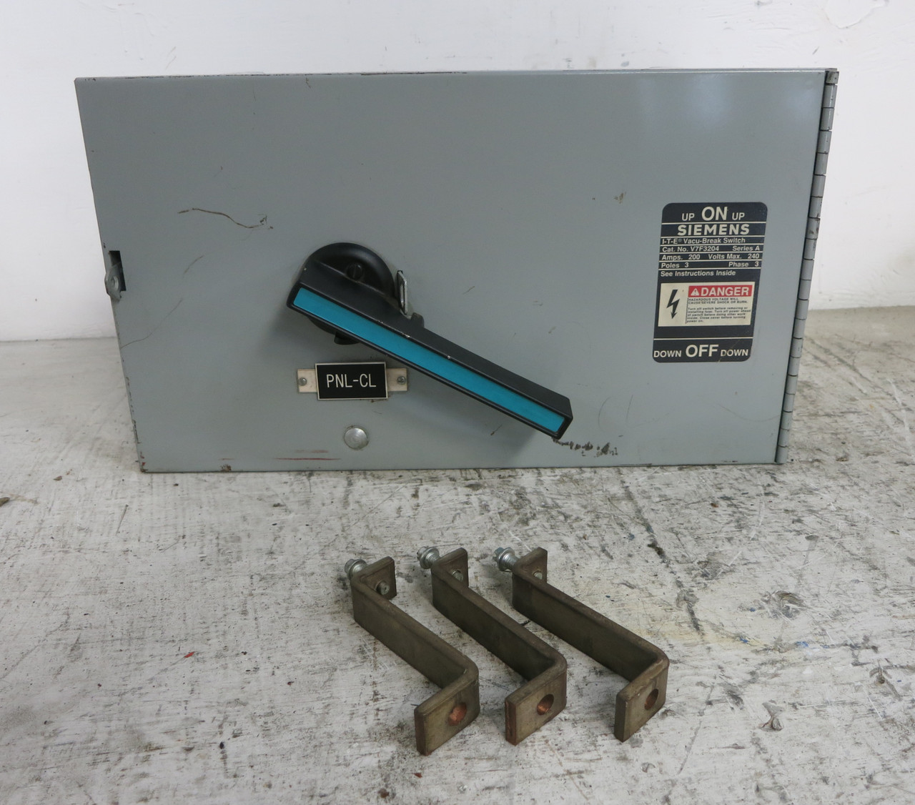 Siemens V7F3204 200A 240V Vacu-Break Panel Board Switch w/ Hardware 200 Amp ITE (DW7518-1)
