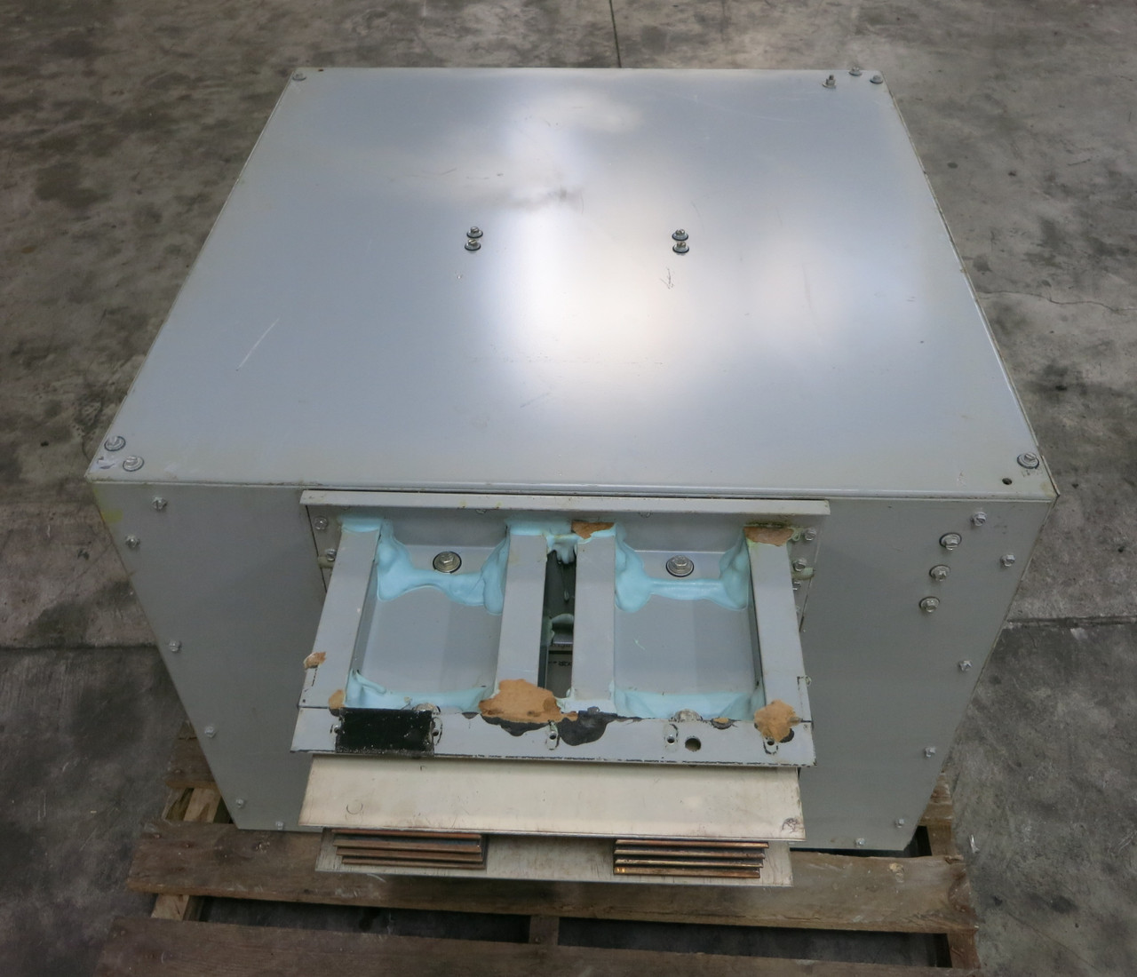 GE Spectra 3000A 600V Outdoor Busway Tap Box 3PH 4W 3000 Amp End Tapbox 480V 3R (DW7588-1)