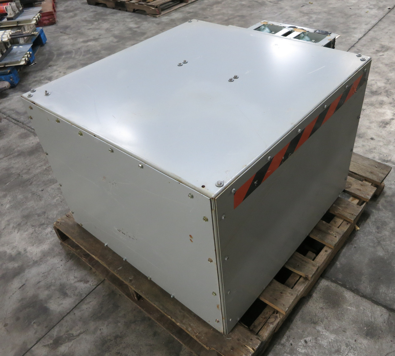 GE Spectra 3000A 600V Outdoor Busway Tap Box 3PH 4W 3000 Amp End Tapbox 480V 3R (DW7588-1)