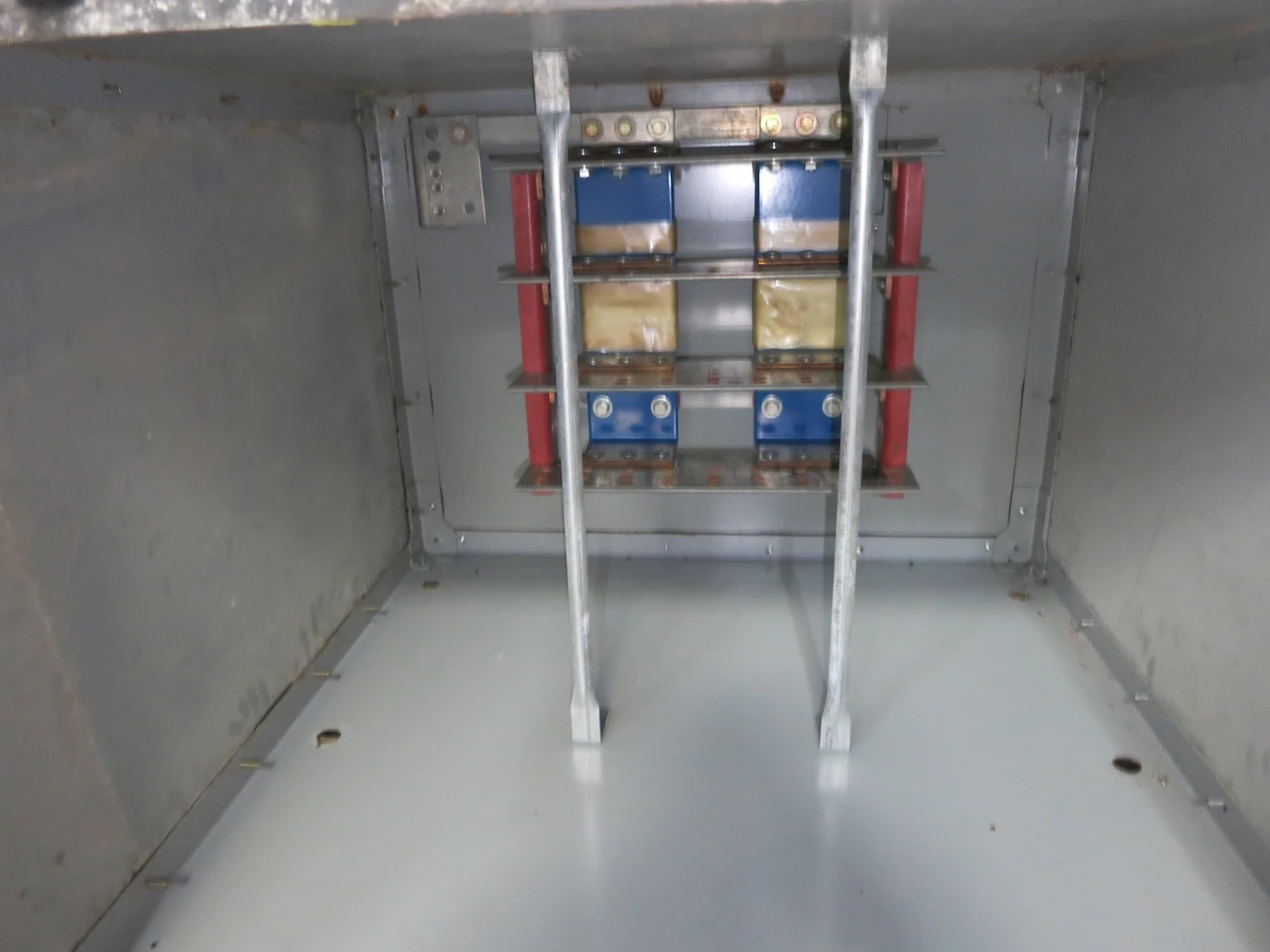 GE Spectra 3000A 600V Outdoor Busway Tap Box 3PH 4W 3000 Amp End Tapbox 480V 3R (DW7588-1)