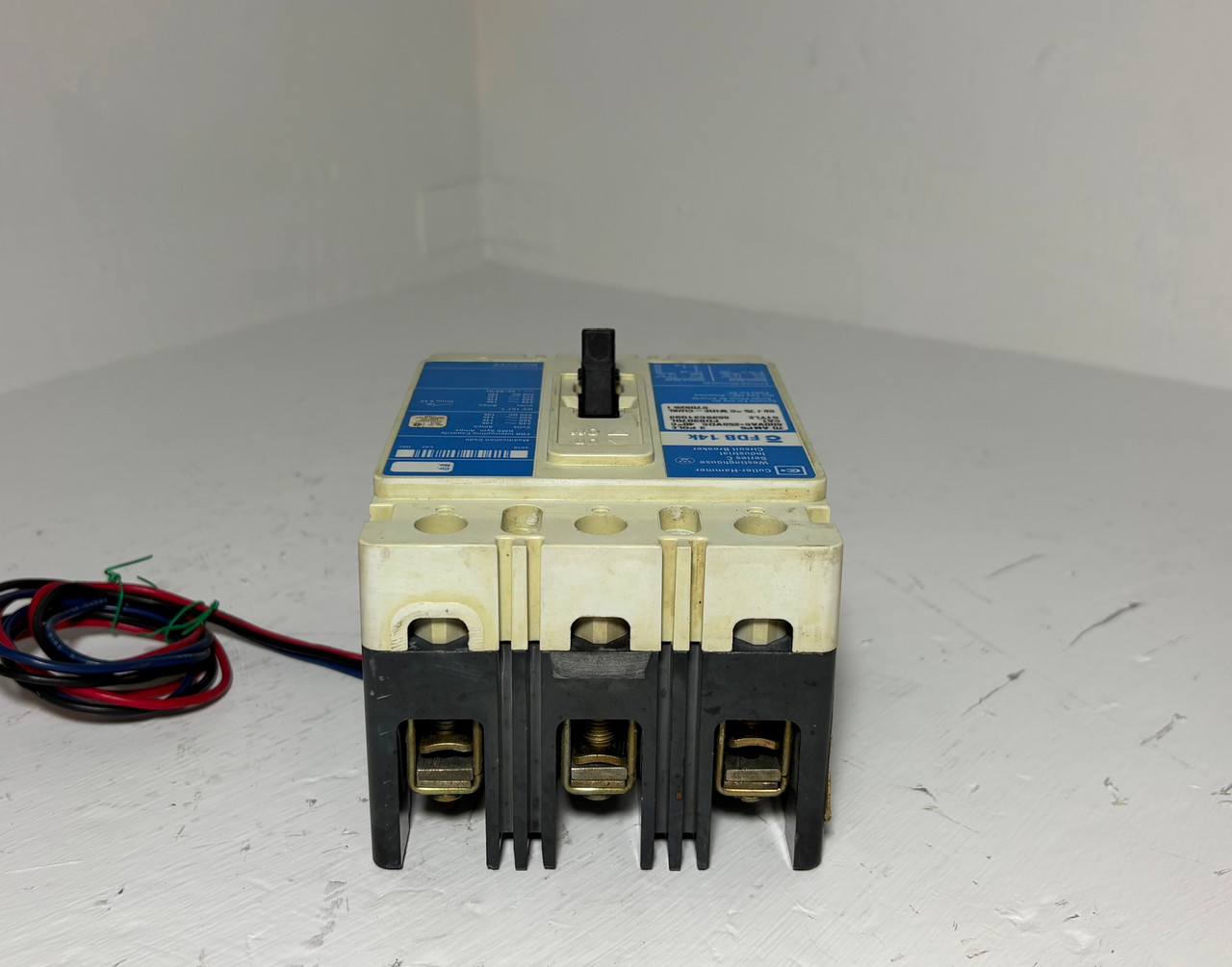 Cutler-Hammer FDB3070L 70A Circuit Breaker Glossy Blue w Aux 600V FDB3070 70 Amp (EM5669-1)
