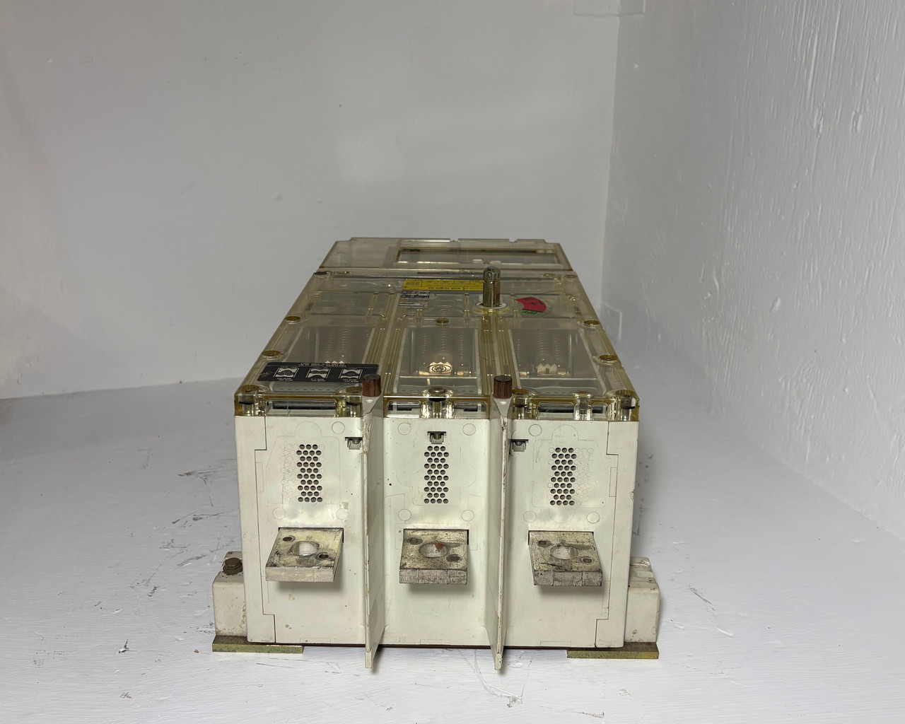 Klockner-Moeller NZM12-800-NA 800A Circuit Breaker w/ 700 Amp Trip & Aux NZM 3P (EM5679-1)