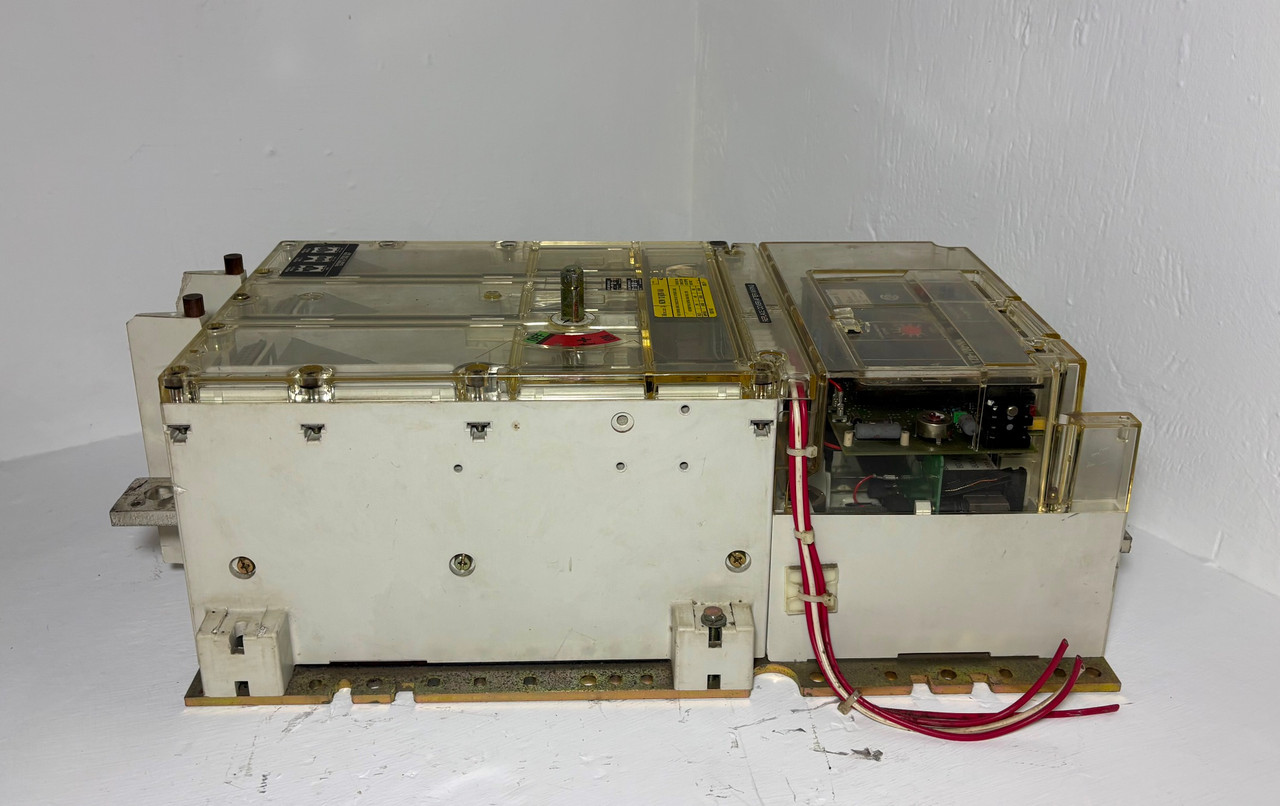 Klockner-Moeller NZM12-800-NA 800A Circuit Breaker w/ 700 Amp Trip & Aux NZM 3P (EM5679-1)