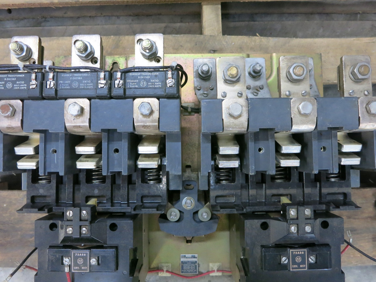 Allen Bradley 705 828024 Size 5 Reversing Contactor 120V Coil 200 HP 705-FOC23 (DW7629-1)
