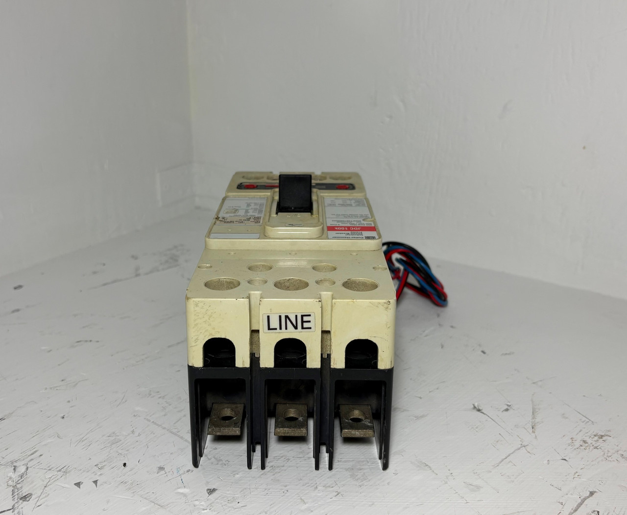 Cutler-Hammer JDC3250F 250A Circuit Breaker Glossy Red 225 Amp Trip Aux JDC3225 (EM5688-1)