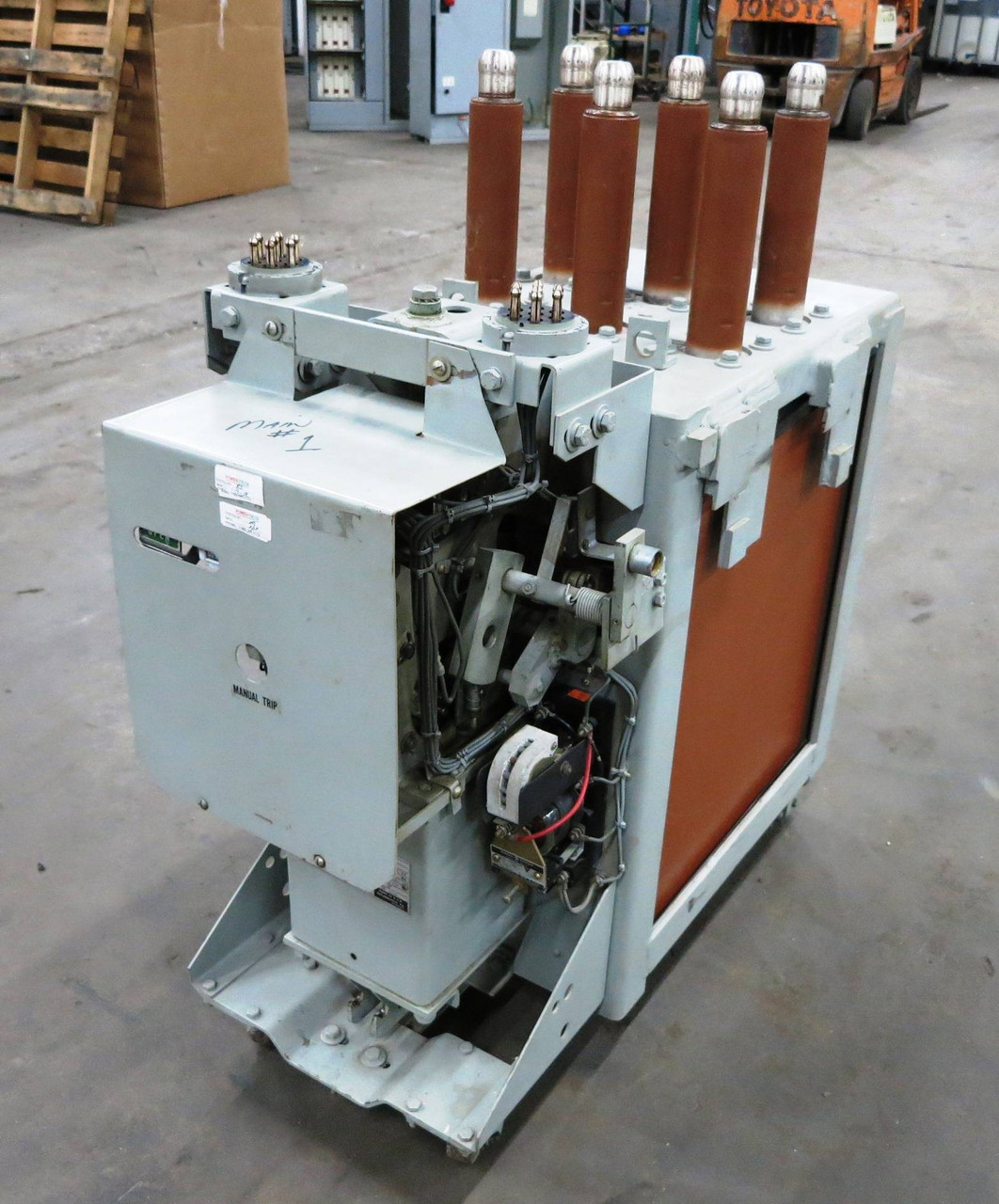GE Magne-Blast AM-4.16-75-1 1200A 4.76 kV Circuit Breaker 1200 Amp 5kV AM4.16751 (EBI1972-1)