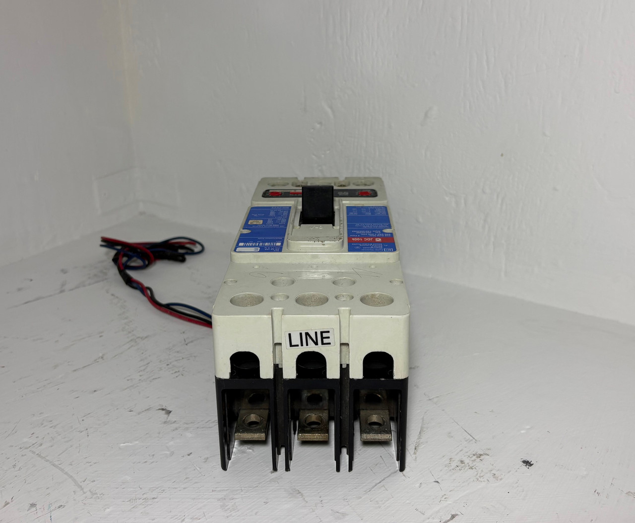 Cutler-Hammer JDC3250F 250A Circuit Breaker Glossy Blue 225 Amp Trip Aux JDC3225 (EM5689-1)