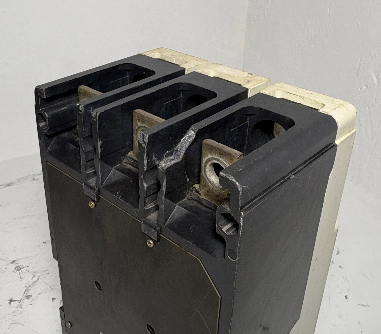 Cutler-Hammer DK3400W 400A Circuit Breaker Glossy Blue w/ 400 Amp Trip 240V 3P (EM5691-1)