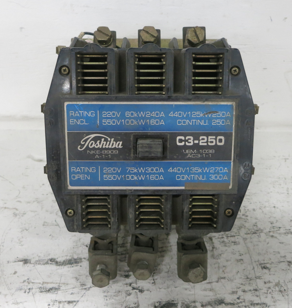 Toshiba C3-250 Size 5 Motor Contactor 120V Coil 250/300A Cont. C3250 (DW7655-2)