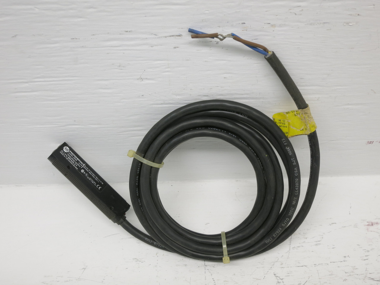 NEW Allen Bradley 42SRL-6006 Ser B Photoswitch Trans Beam Source Photo Sensor (DW7687-1)