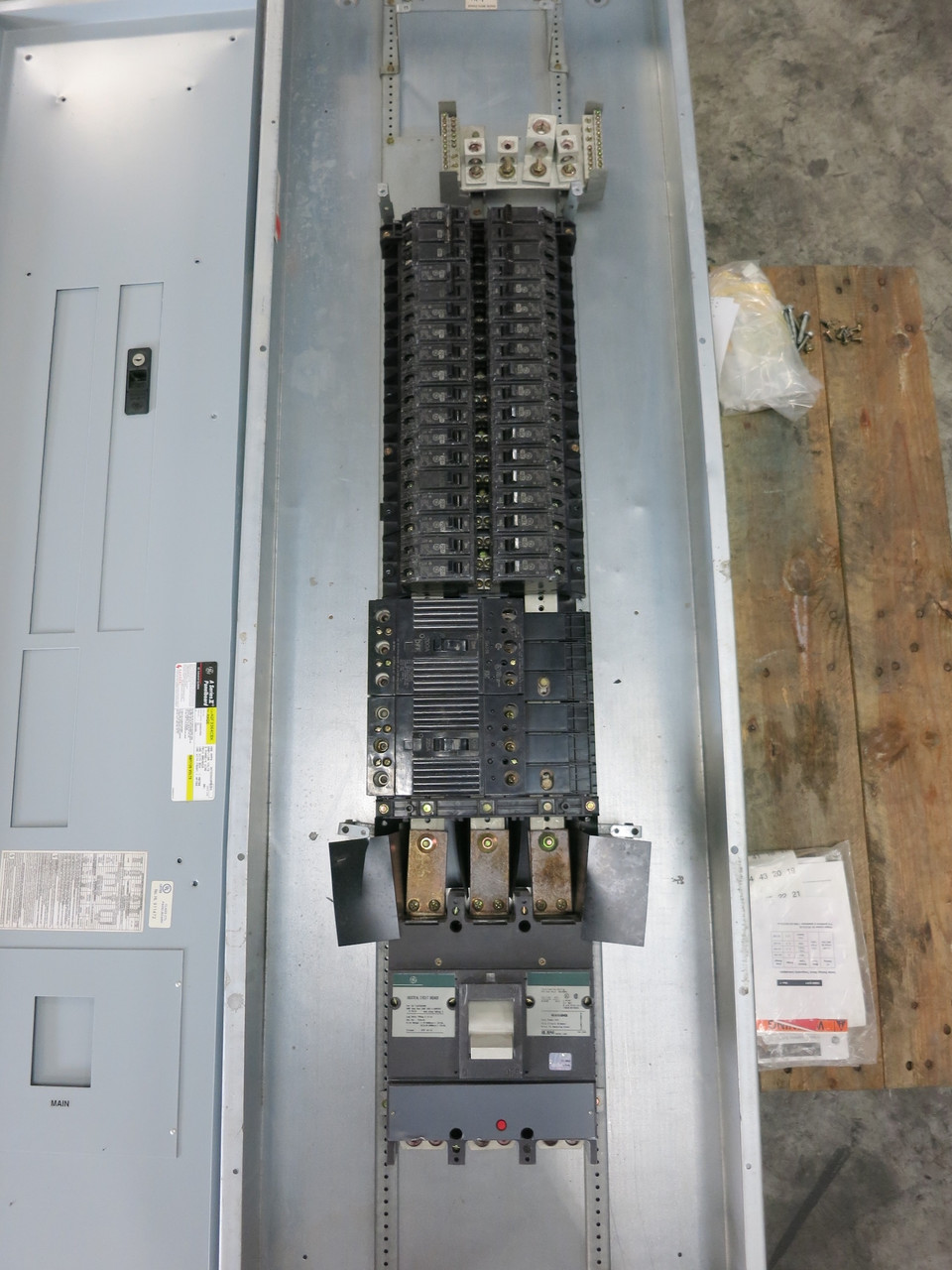 NEW GE 400A Main Breaker Panel Board 208Y/120 A Series II 3P4W 400 Amp TJD432400 (DW7688-1)