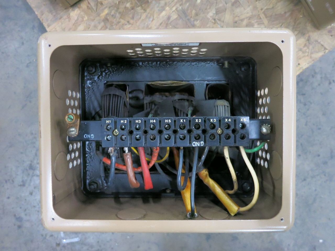 SOLA CVS 63-23-230-8 3000 VA Constant Voltage Transformer 120/208/240V MCR Power (DW7699-3)