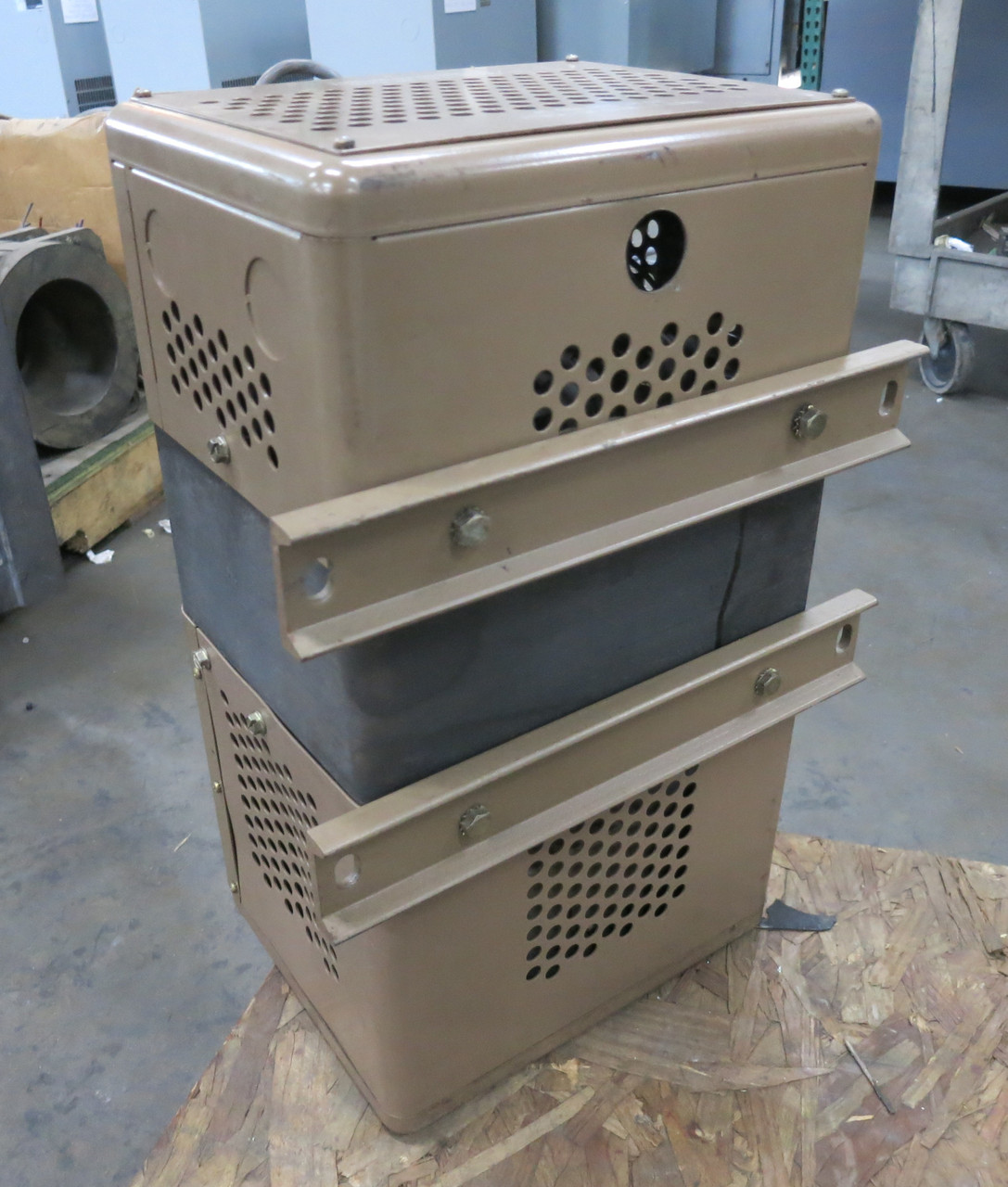 SOLA CVS 63-23-230-8 3000 VA Constant Voltage Transformer 120/208/240V MCR Power (DW7699-2)