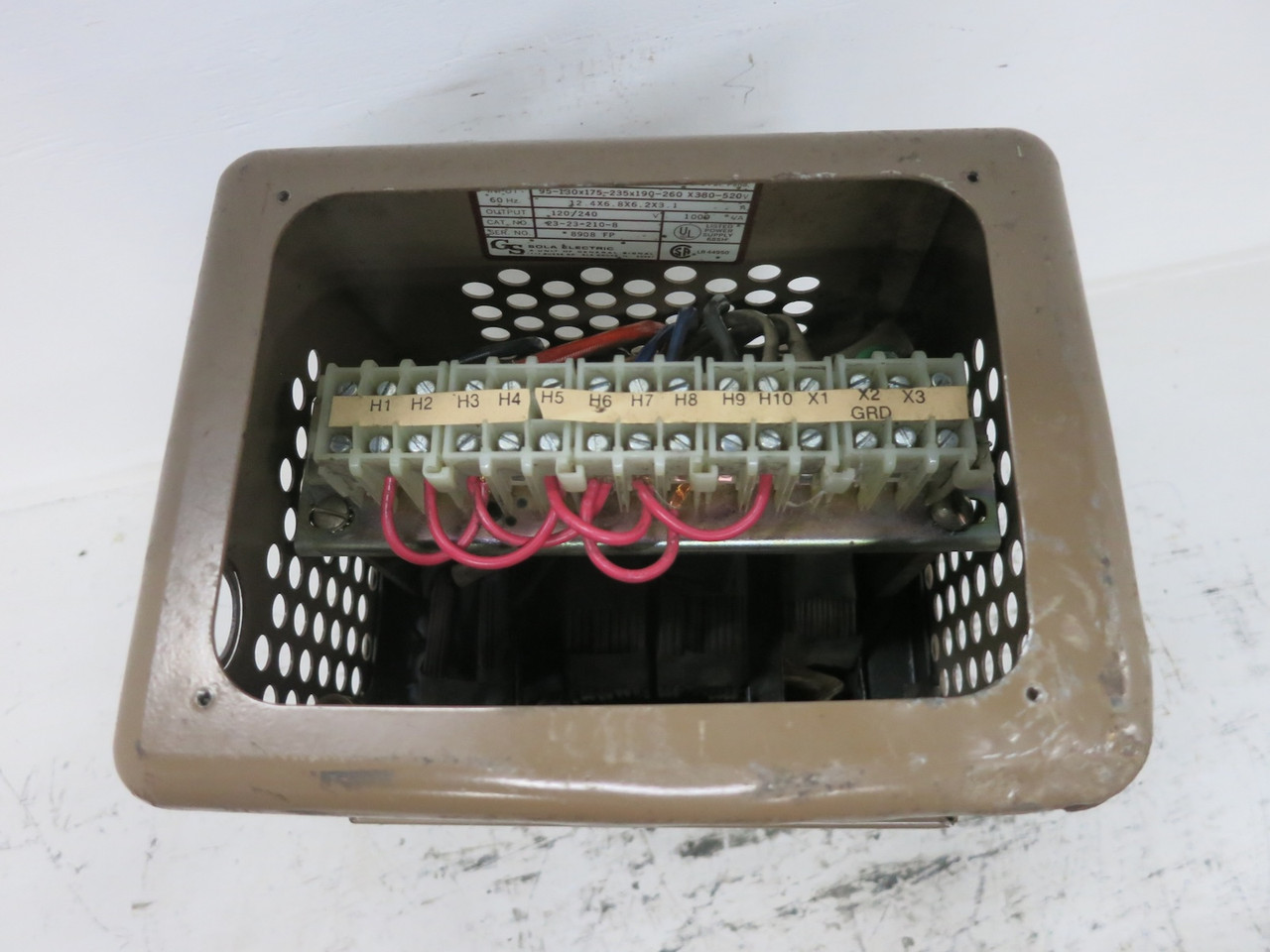 SOLA CVS 23-23-210-8 1000 VA Constant Voltage Transformer 120/240V MCR Power (DW7698-2)