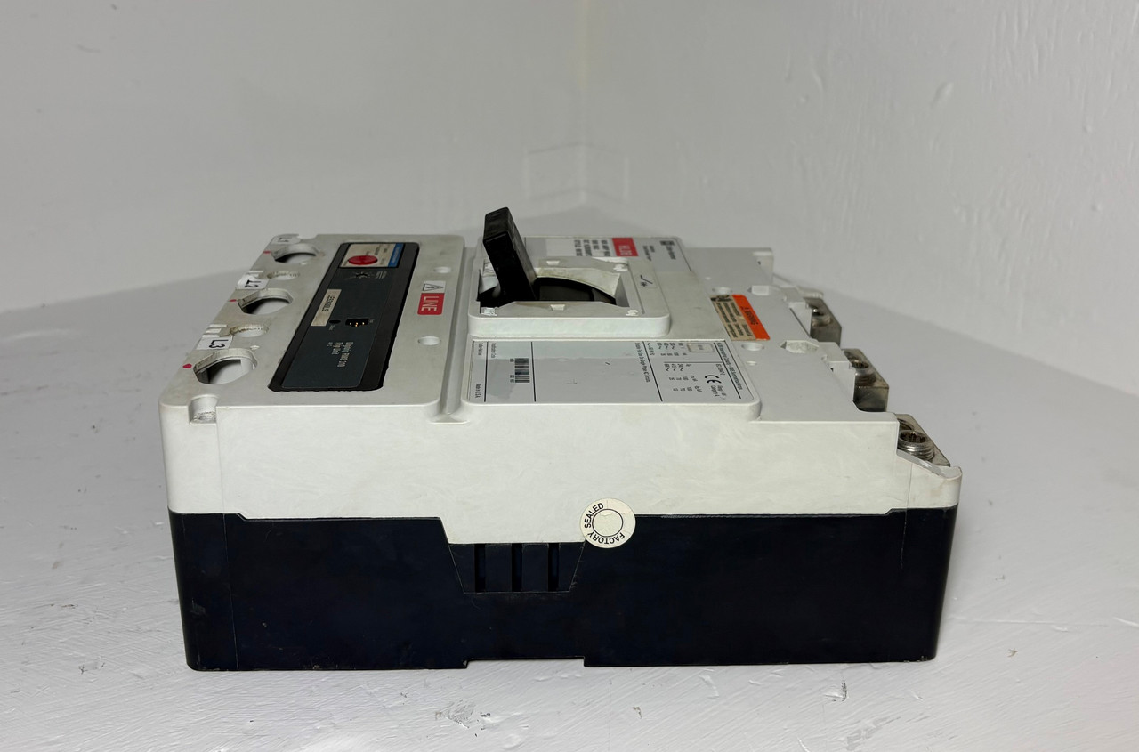Cutler-Hammer HLDB3600FT33W 600A Circuit Breaker Red w/ 400 Amp Plug HLDB 65k 3P (EM5710-1)