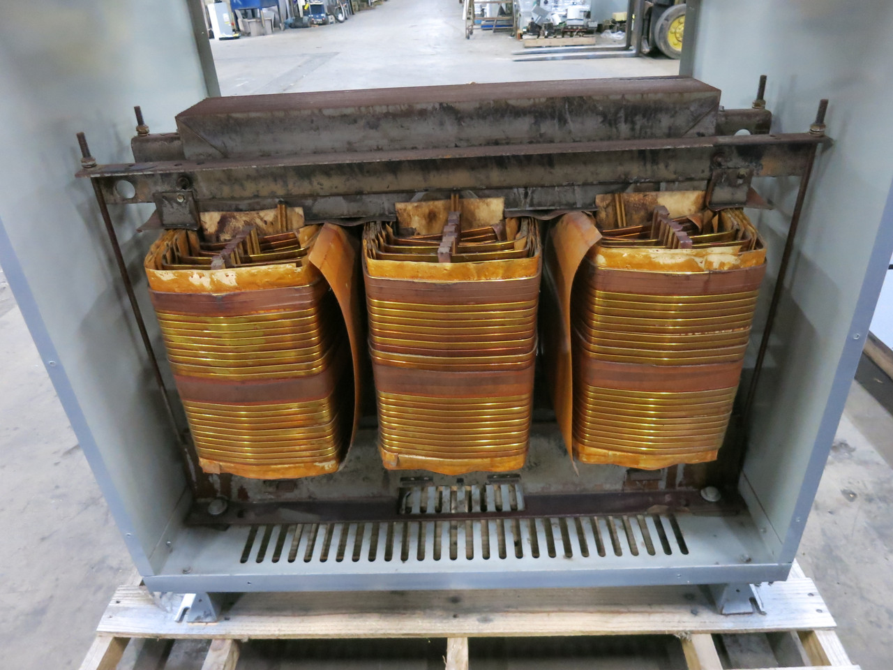 GE 175 kVA 575 Delta to 230Y/133 V 3PH Isolation Transformer 9T23B4011G27 575V (DW7731-1)