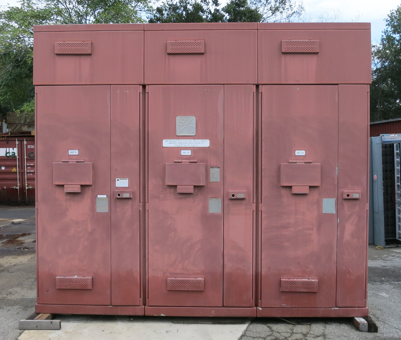 S&C 4800V Transfer Switch Outdoor Switchgear 5kV 600A Fusible 4800 VAC 3 Bay 3R (DW7752-1)