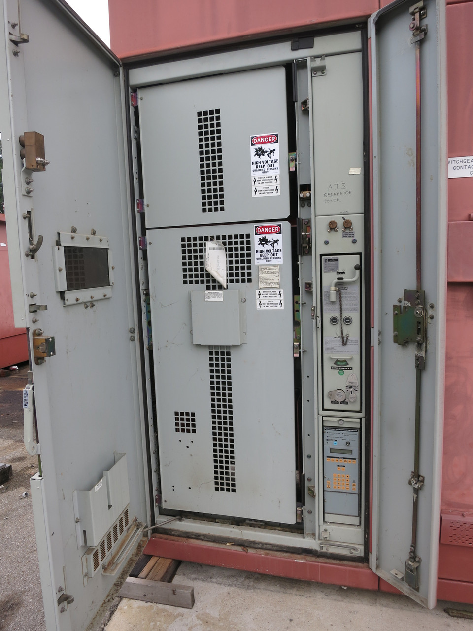S&C 4800V Transfer Switch Outdoor Switchgear 5kV 600A Fusible 4800 VAC 3 Bay 3R (DW7752-1)