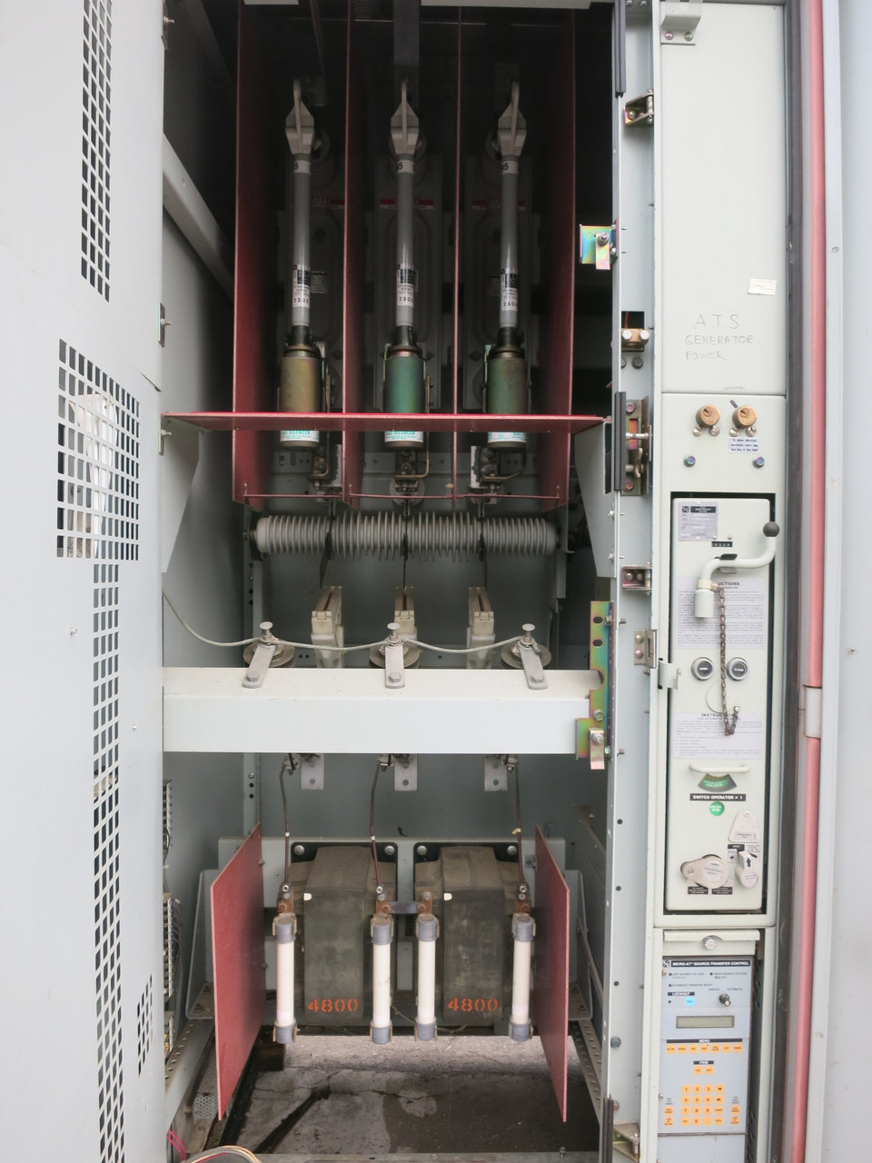 S&C 4800V Transfer Switch Outdoor Switchgear 5kV 600A Fusible 4800 VAC 3 Bay 3R (DW7752-1)