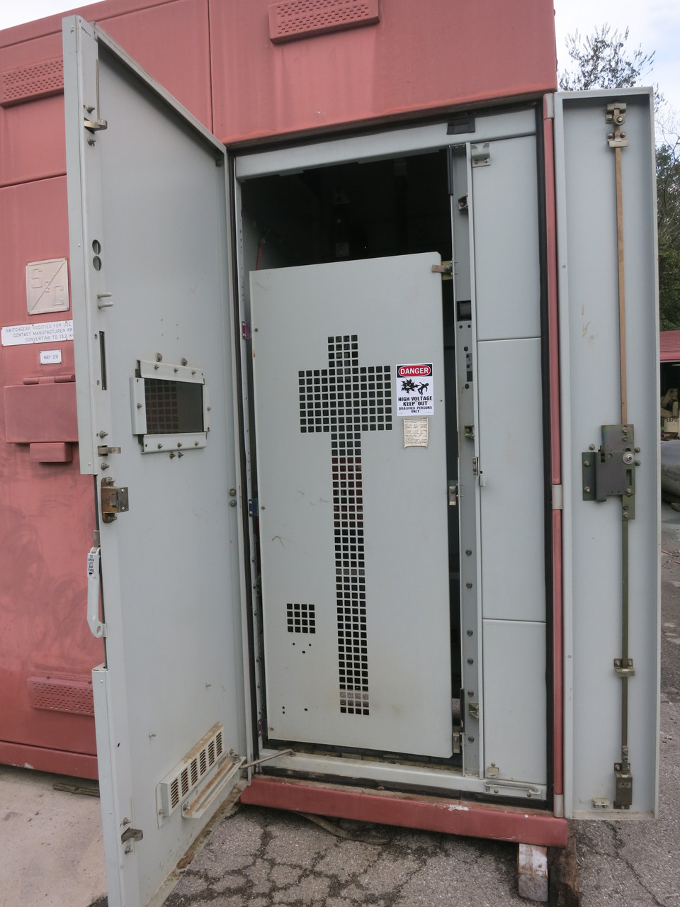 S&C 4800V Transfer Switch Outdoor Switchgear 5kV 600A Fusible 4800 VAC 3 Bay 3R (DW7752-1)