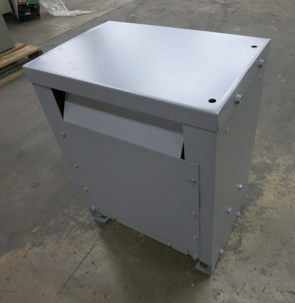 Challenger 11 kVA 575 Delta to 230Y/133 V 3PH Transformer 575V - 230V 112-N03 (DW7773-1)