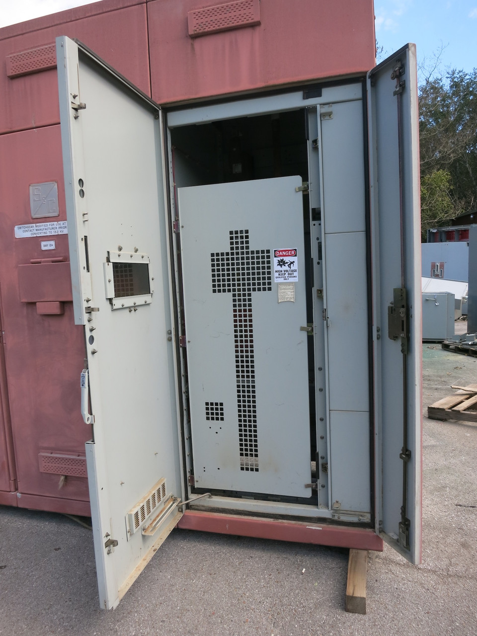 S&C 4800V Outdoor Transfer Switch Switchgear 5kV 600A Fusible 4800 VAC 3 Bay 3R (DW7781-1)