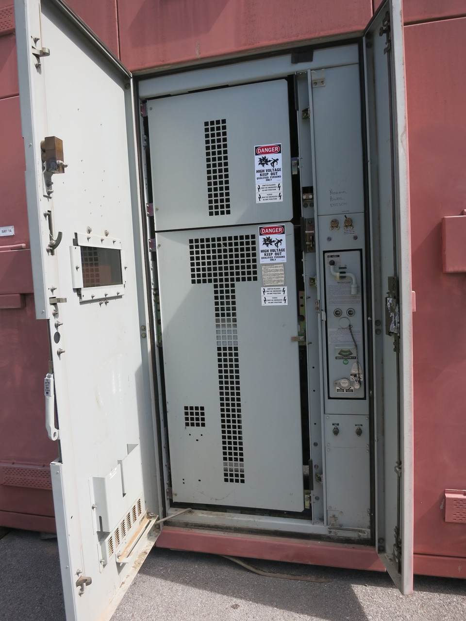 S&C 4800V Outdoor Transfer Switch Switchgear 5kV 600A Fusible 4800 VAC 3 Bay 3R (DW7781-1)