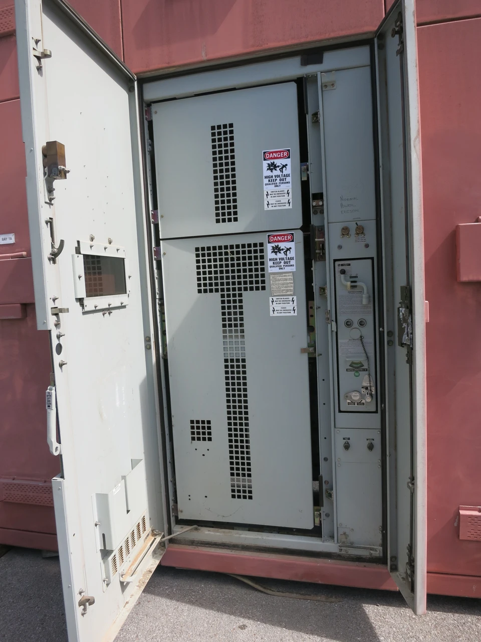 S&C 4800V Outdoor Transfer Switch Switchgear 5kV 600A Fusible 4800 VAC 3 Bay 3R (DW7781-1)