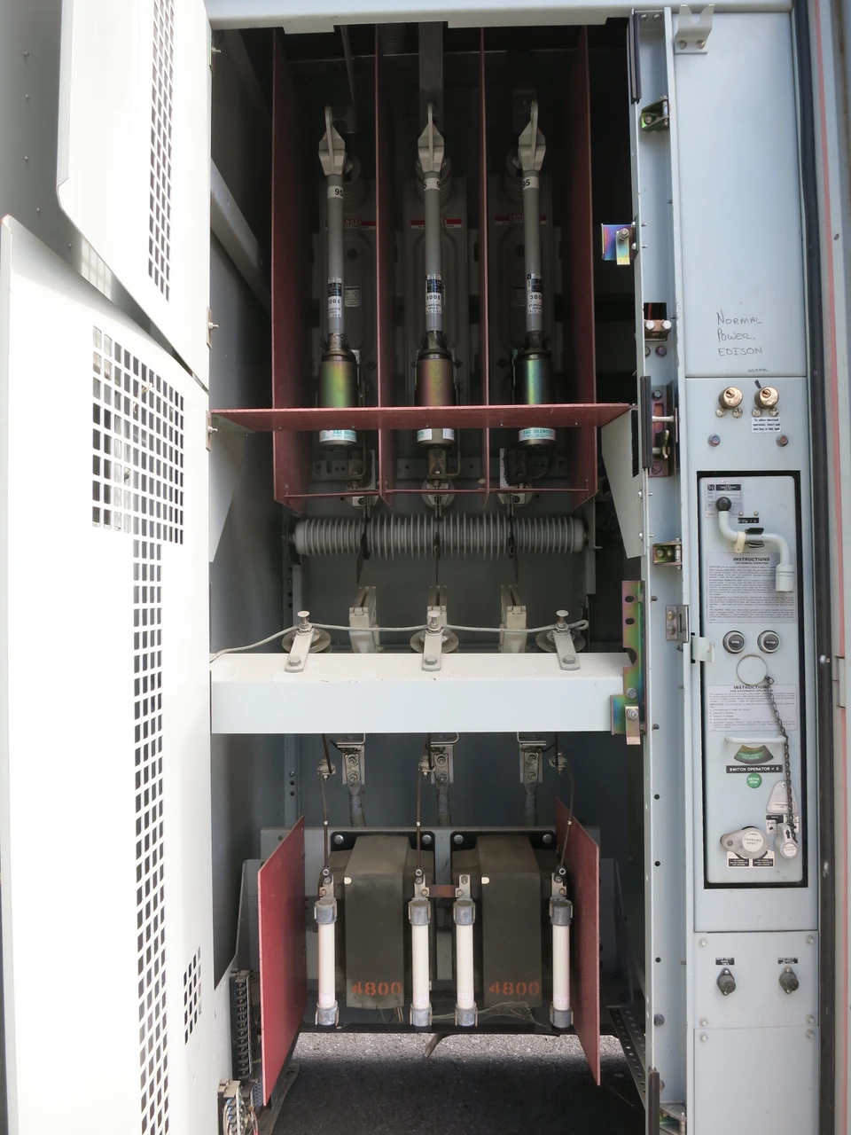 S&C 4800V Outdoor Transfer Switch Switchgear 5kV 600A Fusible 4800 VAC 3 Bay 3R (DW7781-1)