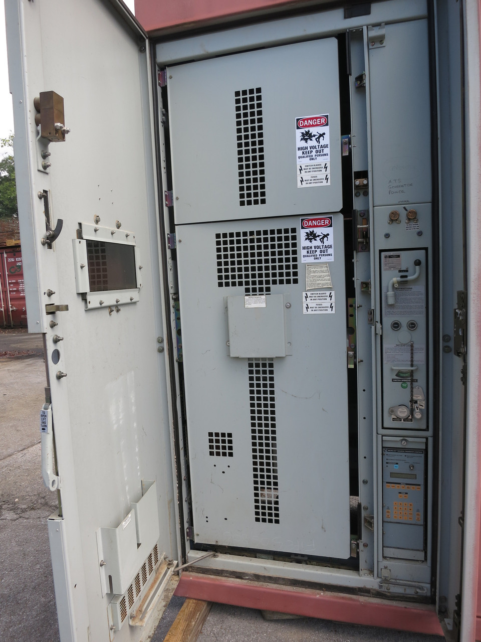 S&C 4800V Outdoor Transfer Switch Switchgear 5kV 600A Fusible 4800 VAC 3 Bay 3R (DW7781-1)