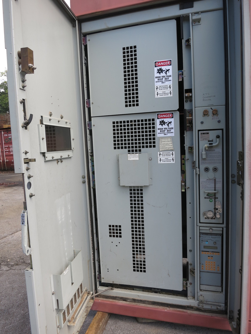 S&C 4800V Outdoor Transfer Switch Switchgear 5kV 600A Fusible 4800 VAC 3 Bay 3R (DW7781-1)