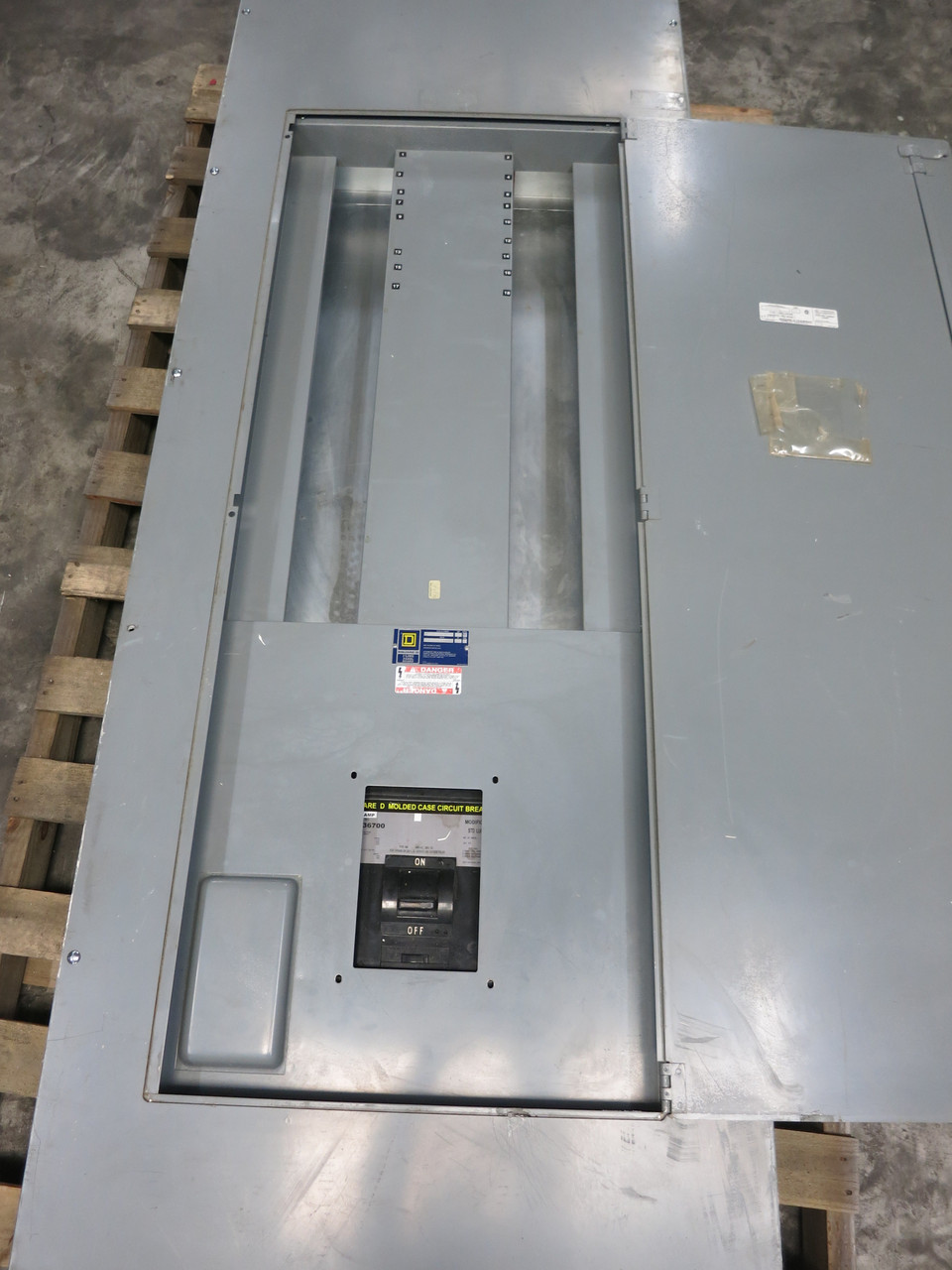 Square D 700A I-Line Main Breaker Panel Board 3PH 4W 700 Amp MAL36700 240/120 (DW7799-1)