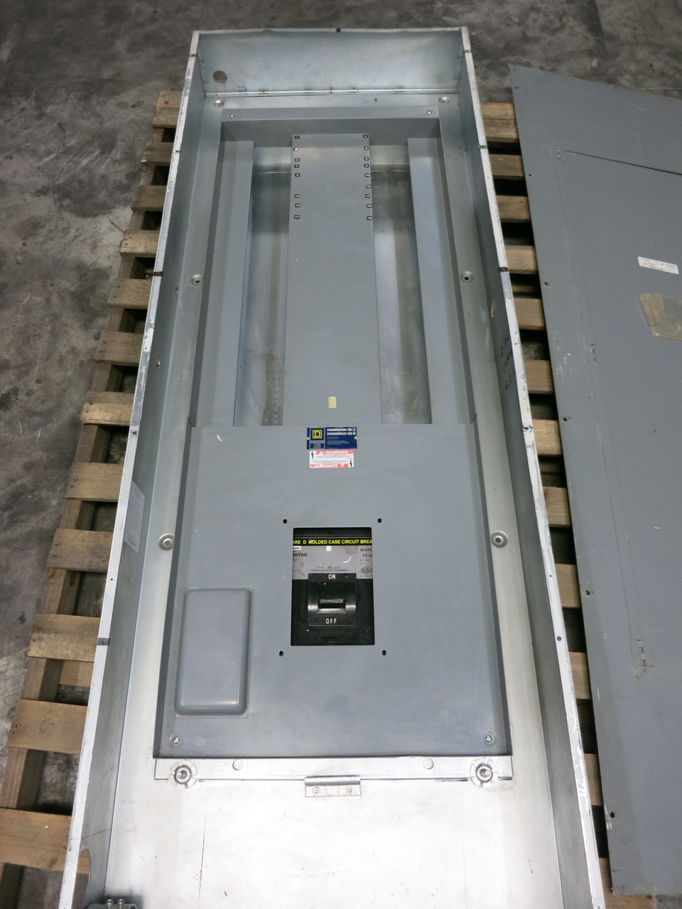 Square D 700A I-Line Main Breaker Panel Board 3PH 4W 700 Amp MAL36700 240/120 (DW7799-1)