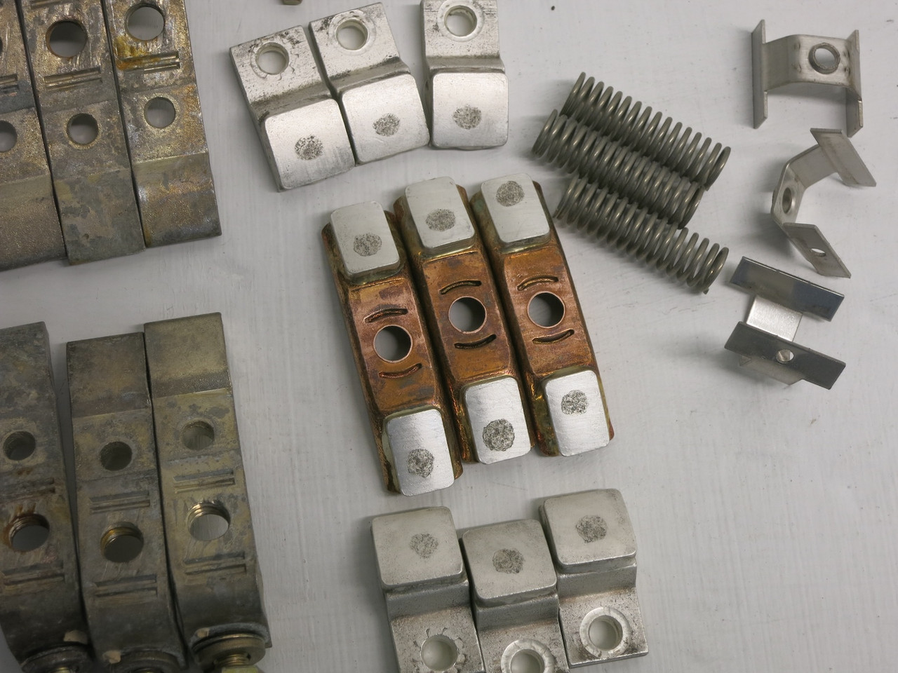 Eaton 5250C81G17 A200 Model K Size 4 3P Contact Kit A201 A202 Contacts 3 Pole (DW7846-1)