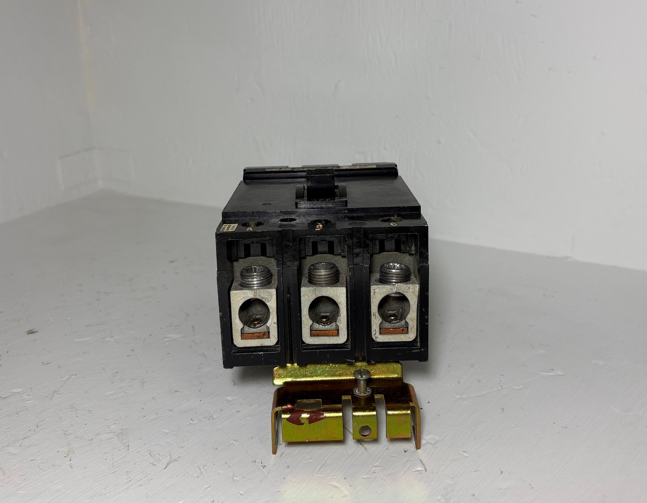 Square D I-Line Q232200H 200A Circuit Breaker 240 VAC 3 Pole Type Q2 200 Amp (EM5766-1)