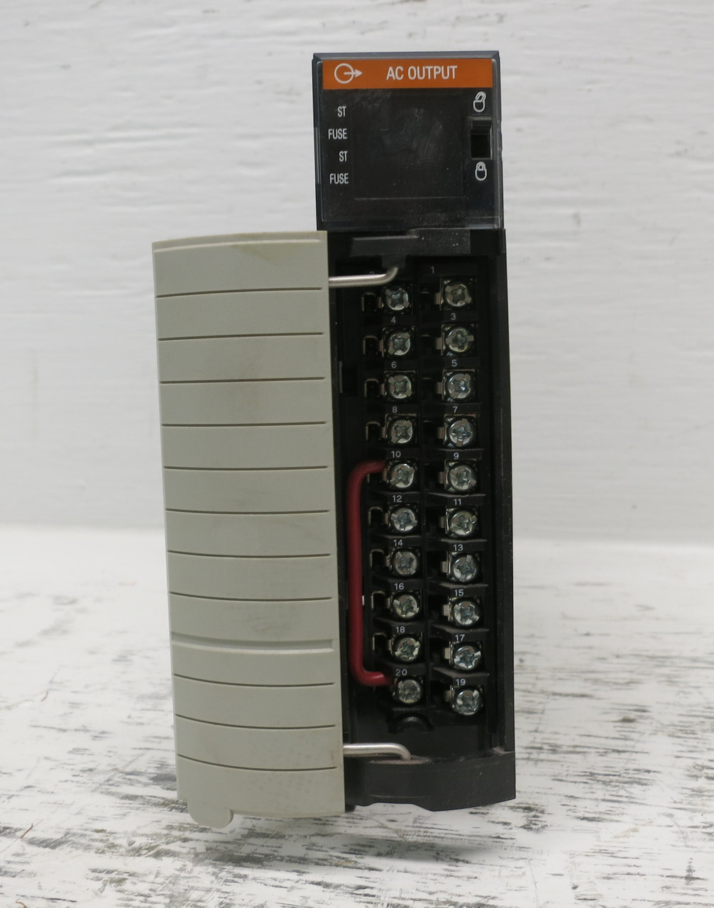 Allen Bradley 1756-OA16 Ser A Rev J02 FW 2.3 ControlLogix AC Output PLC Module (DW7866-1)