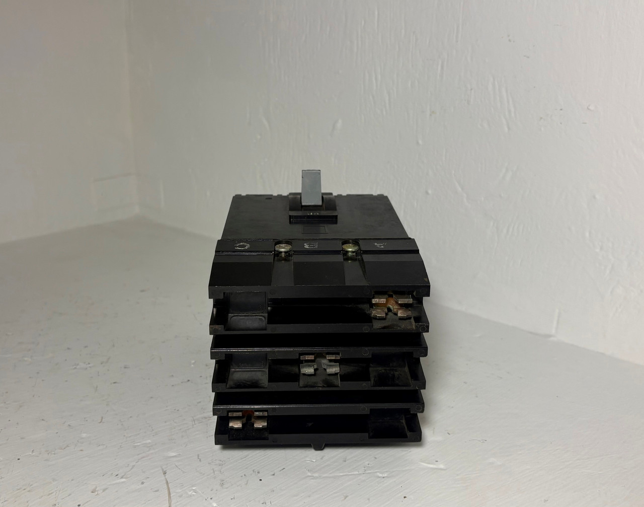 Square D I-Line FH36040 40A Circuit Breaker Black 480/600V 3 Pole Type FA 40 Amp (EM5781-1)